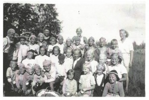  Oulunsuun Heiton nuoret leirillä Niiles- ja Valkeisjärvellä kesällä 1945 tai -1946